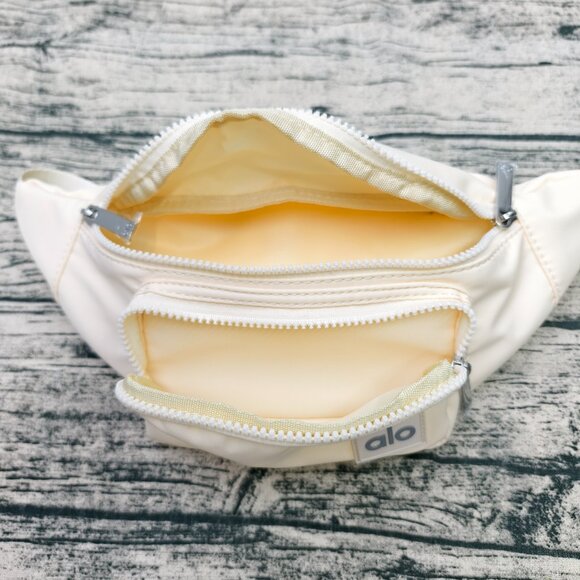 ALO Yoga Explorer Fanny Pack - Adjustable Strap, 3L Capacity, Gunmetal - Picture 5 of 5